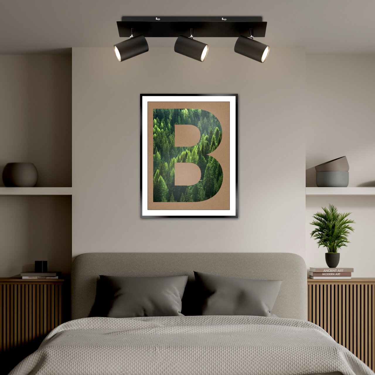 LED-Spot mit drei verstellbaren Strahlern, montiert an der Decke über einem Bett, aus der Perspektive des Bettes betrachtet.