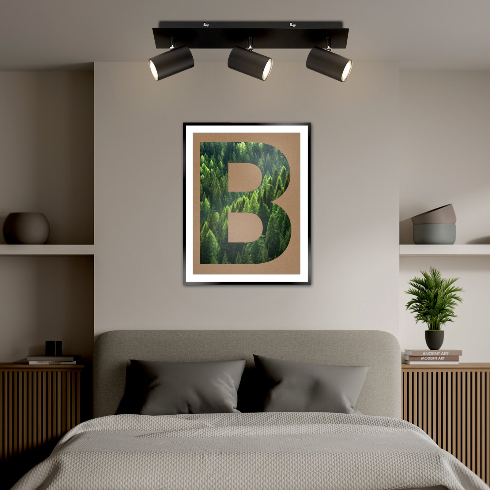 LED-Spot mit drei verstellbaren Strahlern, montiert an der Decke über einem Bett, aus der Perspektive des Bettes betrachtet.