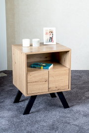 Holz-Nachttisch/Beistelltisch im Eiche-Look mit offenem Fach und zwei Türen auf schwarzen, schrägen Metallbeinen; Ansicht schräg von vorne.