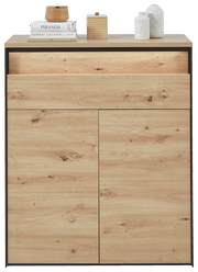 Schuhschrank aus hellem Holz mit zwei Türen und einer Schublade, frontal fotografiert. Dekoriert mit Büchern und Vasen auf der Oberseite.