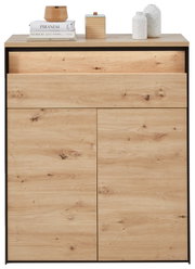 Schuhschrank aus hellem Holz mit zwei Türen und einer Schublade, frontal fotografiert. Dekoriert mit Büchern und Vasen auf der Oberseite.