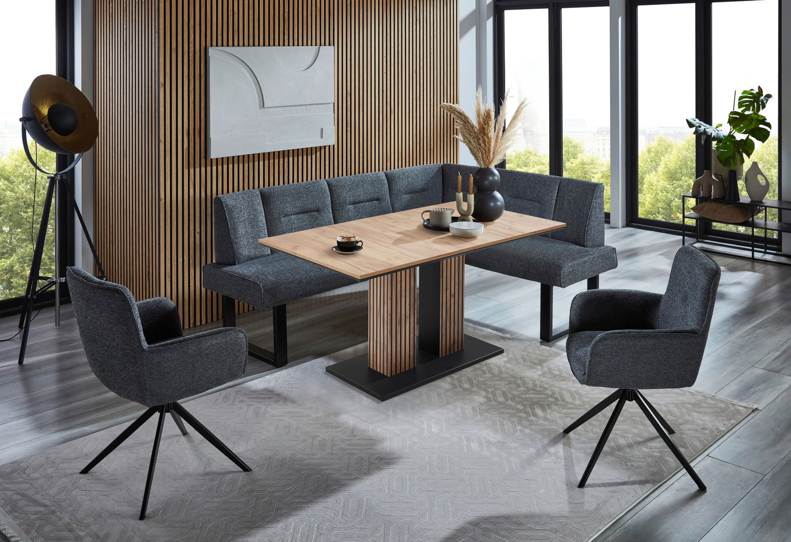 Moderne Eckbankgruppe in einem stilvollen Wohnzimmer mit Holzvertäfelung und großen Fenstern, aus der Perspektive von vorne.