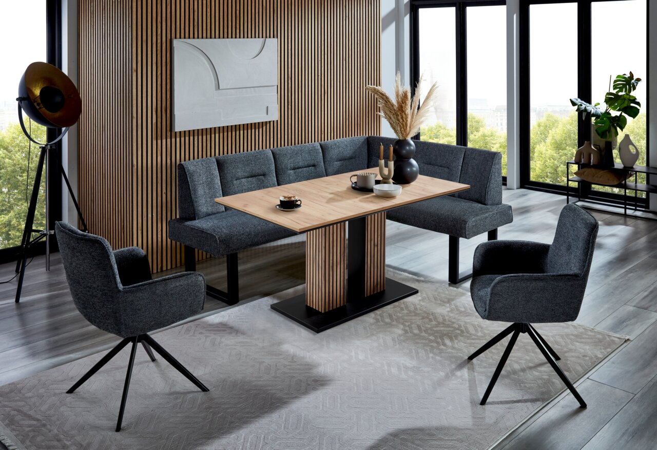 Moderne Eckbankgruppe in einem stilvollen Wohnzimmer mit Holzvertäfelung und großen Fenstern, aus der Perspektive von vorne.