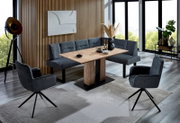 Moderne Eckbankgruppe in einem stilvollen Wohnzimmer mit Holzvertäfelung und großen Fenstern, aus der Perspektive von vorne.