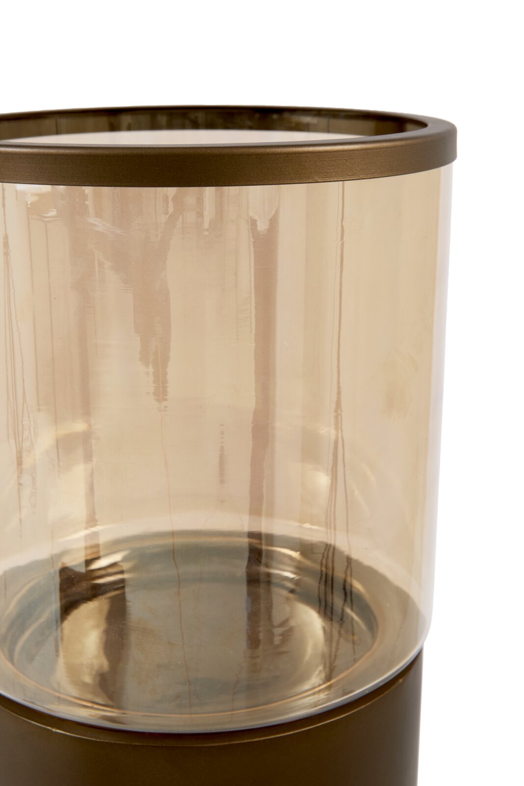 Elegantes zylindrisches Windlicht aus bernsteinfarbenem Glas mit bronzefarbenem Metallrahmen, in frontaler Nahaufnahme leicht von oben gezeigt