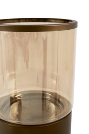 Elegantes zylindrisches Windlicht aus bernsteinfarbenem Glas mit bronzefarbenem Metallrahmen, in frontaler Nahaufnahme leicht von oben gezeigt