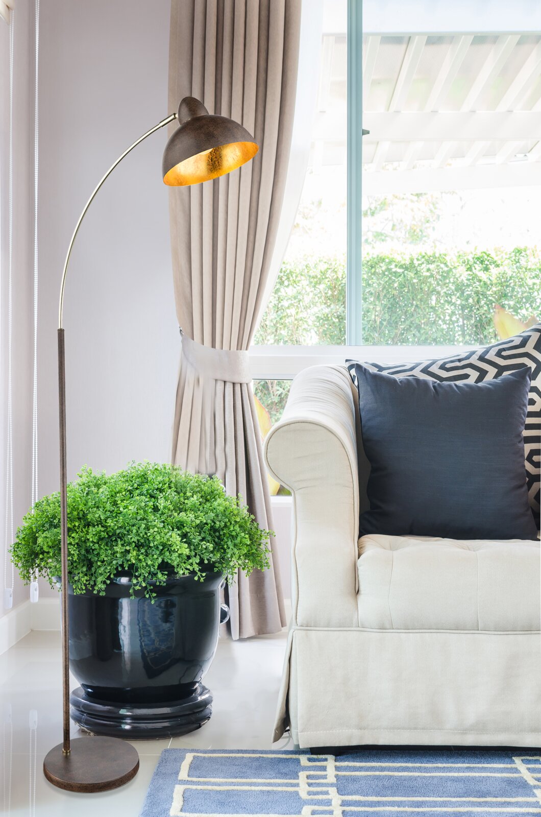 Globo Lighting Stehleuchte ANITA Stehleuchte in einem modernen Wohnzimmer, neben einem Sofa und einer großen Pflanze, mit Blick auf ein Fenster.