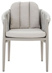 Moderner Gartensessel mit beigem Polster und geflochtenen Armlehnen, Frontalansicht