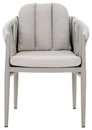 Moderner Gartensessel mit beigem Polster und geflochtenen Armlehnen, Frontalansicht