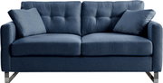 Blaues 2-Sitzer-Sofa mit Stoffbezug, gesteppter Rückenlehne, zwei losen Kissen, breiten Armlehnen und Metallfüßen, frontal aus der Vorderansicht freigestellt auf weißem Hintergrund