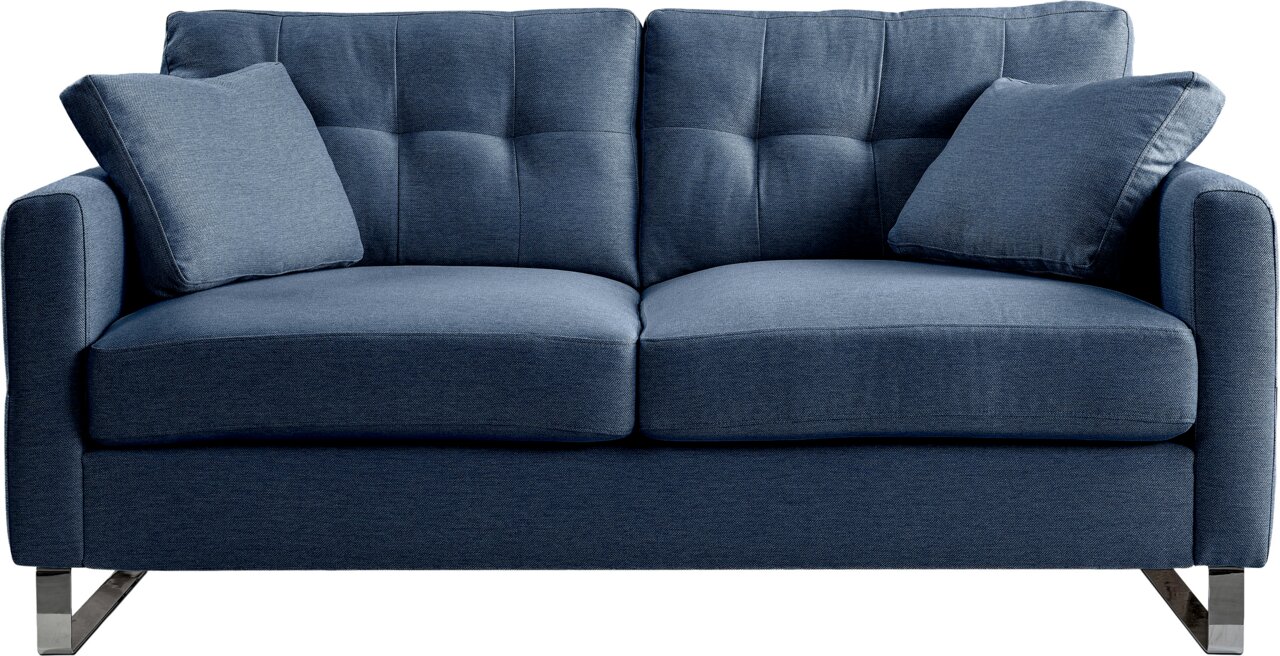 Blaues 2-Sitzer-Sofa mit Stoffbezug, gesteppter Rückenlehne, zwei losen Kissen, breiten Armlehnen und Metallfüßen, frontal aus der Vorderansicht freigestellt auf weißem Hintergrund
