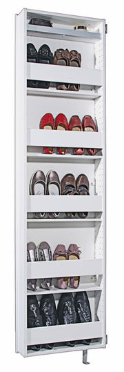 Weißer Drehschuhschrank mit mehreren Fächern, gefüllt mit verschiedenen Schuhen, aus der Frontalperspektive.