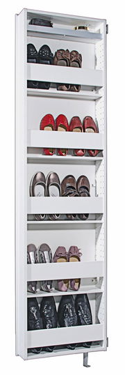 Weißer Drehschuhschrank mit mehreren Fächern, gefüllt mit verschiedenen Schuhen, aus der Frontalperspektive.