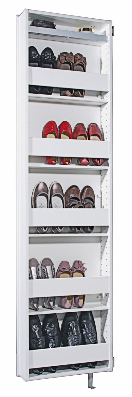 Weißer Drehschuhschrank mit mehreren Fächern, gefüllt mit verschiedenen Schuhen, aus der Frontalperspektive.