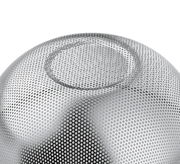 Nahaufnahme eines Küchensiebs DELUXE aus Edelstahl mit feinen Löchern, von oben betrachtet.