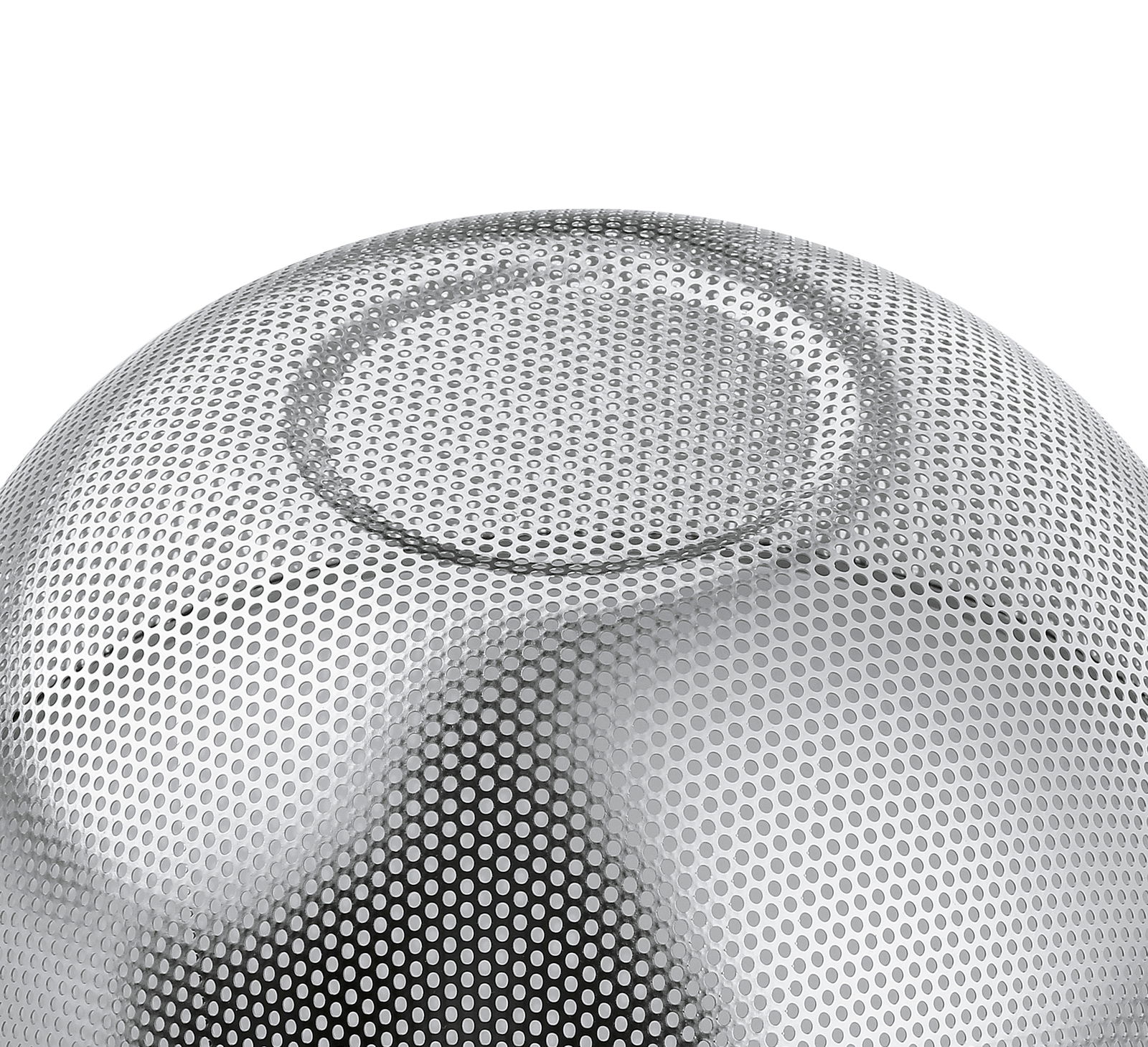 Nahaufnahme eines Küchensiebs DELUXE aus Edelstahl mit feinen Löchern, von oben betrachtet.
