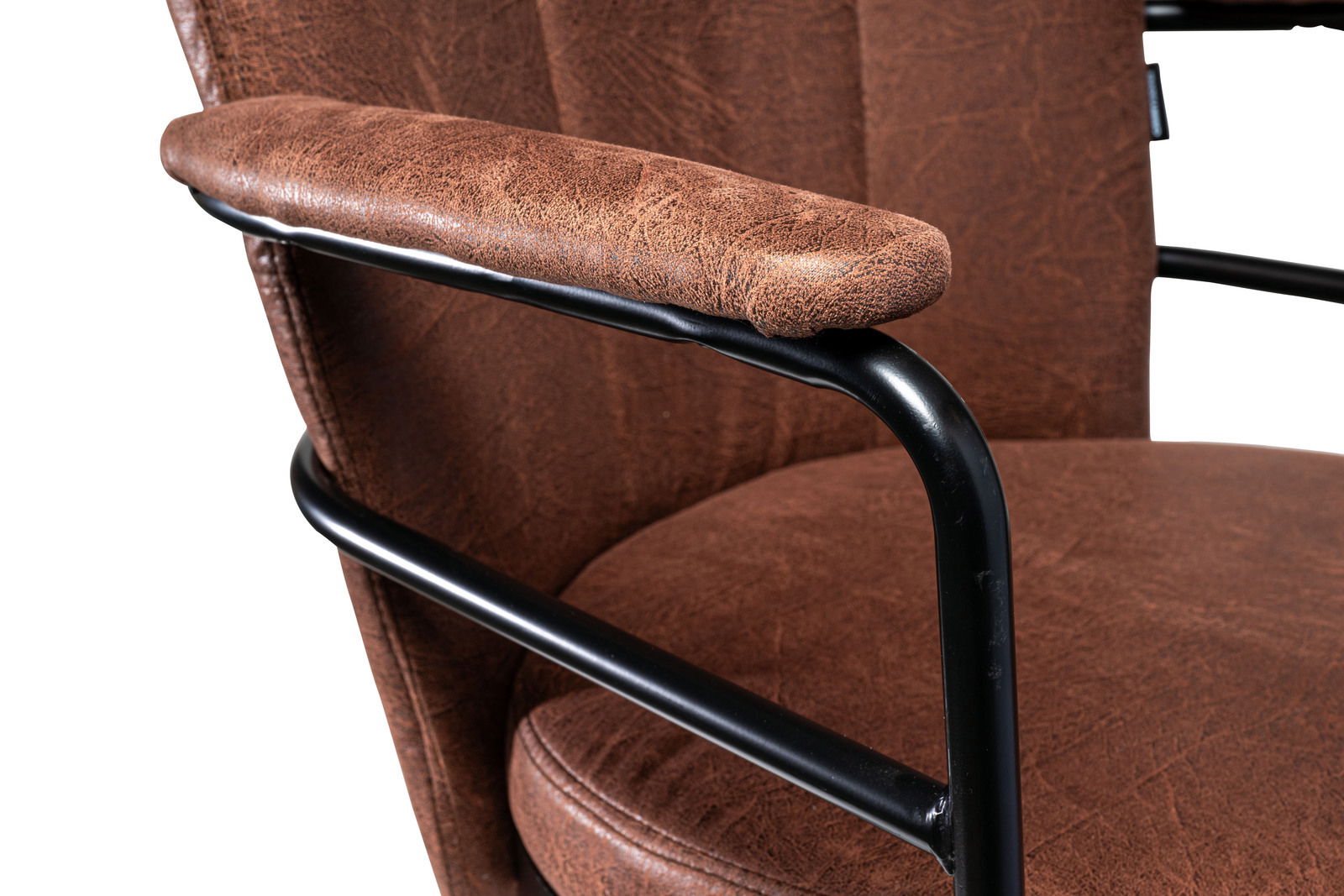 Nahaufnahme eines braunen Drehstuhls mit gepolsterten Armlehnen und schwarzem Metallrahmen, seitliche Perspektive.