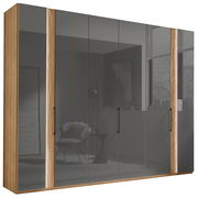 Sechstüriger Drehtürenschrank mit Holz- und Glaselementen, seitliche Perspektive