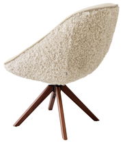 Rückansicht eines Armlehnstuhls mit cremefarbener, flauschiger Polsterung und Holzbeinen.