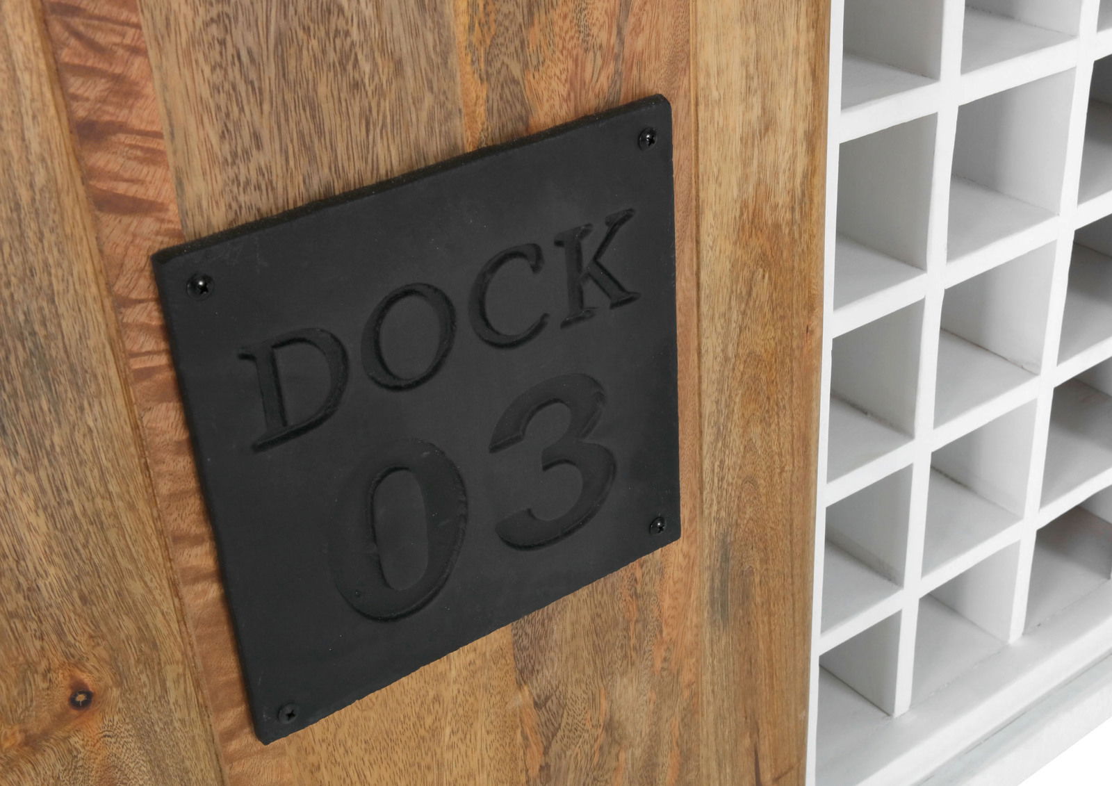 Nahaufnahme eines Weinregals mit Holzverkleidung und schwarzem Metallschild mit der Aufschrift 'DOCK 03', seitliche Perspektive