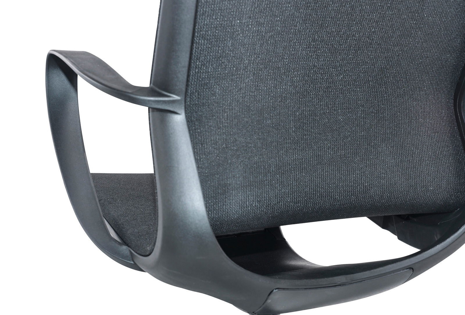 Rückansicht eines schwarzen Drehstuhls mit geschwungenen Armlehnen und Netzrückenlehne.