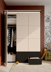 Moderne kledingkast met beige en zwarte schuifdeuren, links open met hanggedeelte en opbergvakken en rechts een uittrekbare lade; frontaal aanzicht in een kinderkamer