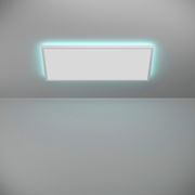 Rechteckige LED-Deckenleuchte ROVITO-Z mit sanftem, blauem Umgebungslicht, von unten betrachtet.