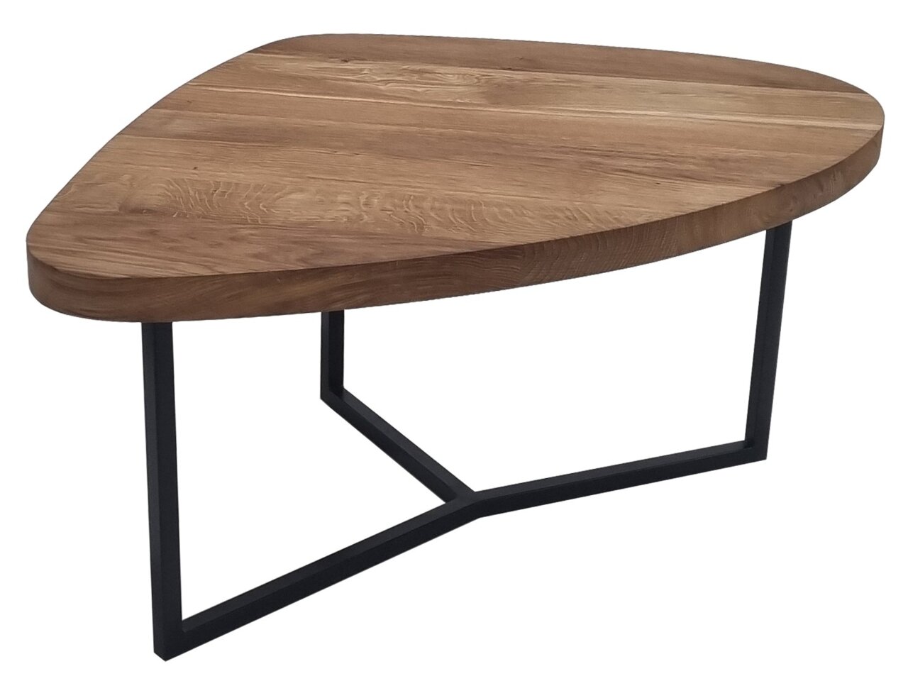 Moderner Couchtisch mit dreieckiger Holzplatte und schwarzem Metallgestell, seitliche Perspektive