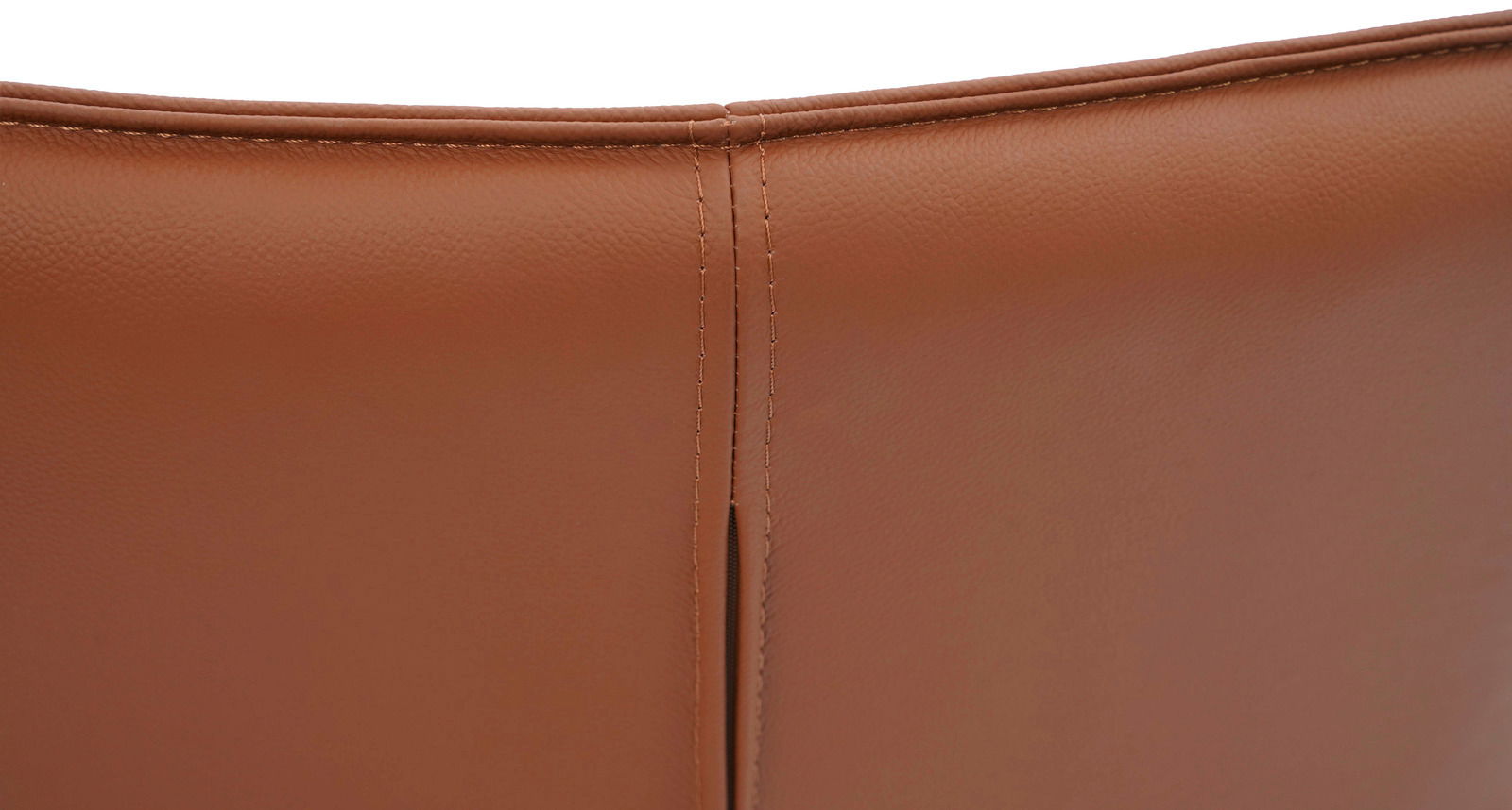 Nahaufnahme der Rückseite eines braunen Armlehnstuhls aus Leder, Naht in der Mitte sichtbar.