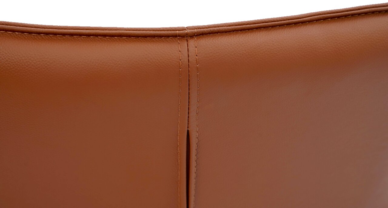 Nahaufnahme der Rückseite eines braunen Armlehnstuhls aus Leder, Naht in der Mitte sichtbar.