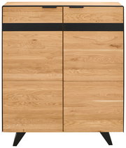 Frontale Ansicht eines modernen Highboards aus hellem Holz mit schwarzen Akzenten und schrägen Beinen.