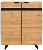 Vooraanzicht van een modern hoogkastje van licht hout met zwarte accenten en schuine poten.