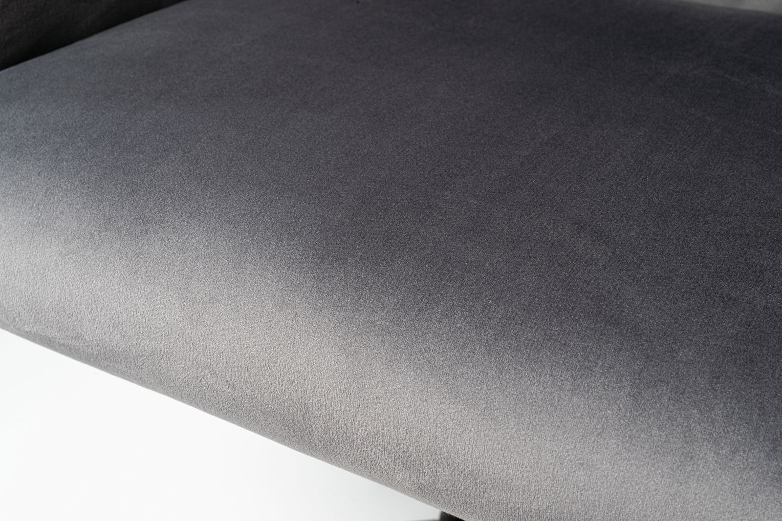 Nahaufnahme der Sitzfläche eines grauen Drehstuhls aus Stoff, von oben betrachtet.