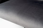 Nahaufnahme der Sitzfläche eines grauen Drehstuhls aus Stoff, von oben betrachtet.