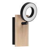 Moderne Wandlampe mit Holzplatte und schwarzem, ringförmigem Leuchtkörper, seitliche Perspektive