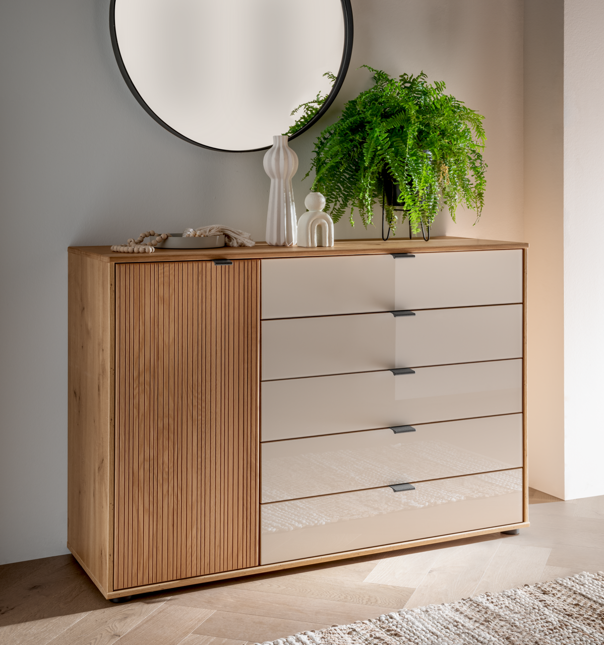 Venda Kombikommode NEW YORK Kombikommode aus Holz mit fünf Schubladen und einer Tür, dekoriert mit Pflanzen und Vasen, aus der Frontalperspektive.