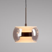 Moderne Pendelleuchte mit rauchgrauem, transparentem Glas-Schirm und warmem Licht, an schwarzem Kabel vor grauem Hintergrund, frontal aus leicht erhöhter Perspektive