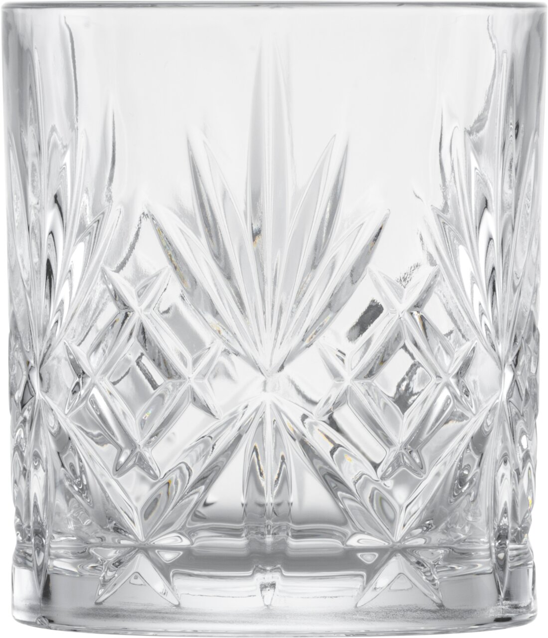 Nahaufnahme eines Whiskyglases mit elegantem Schliffmuster, frontal betrachtet.