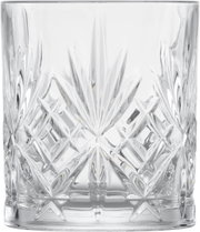 Nahaufnahme eines Whiskyglases mit elegantem Schliffmuster, frontal betrachtet.