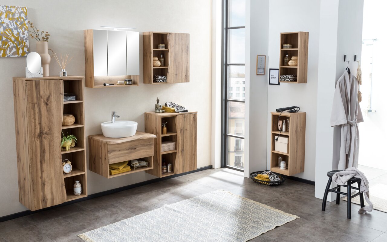 Badezimmer mit modernem Unterschrank in Holzoptik, frontal betrachtet, mit Waschbecken und Spiegel.