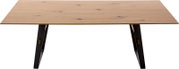 Rechteckiger Esstisch mit heller Holzplatte und schwarzen, schräg gestellten Metallbeinen, freigestellt auf weißem Hintergrund, Ansicht leicht von vorne und oben.