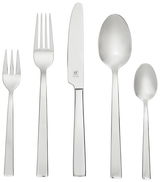 Set aus Edelstahlbesteck bestehend aus Gabel, Messer, Löffel, Kuchengabel und Teelöffel, frontal abgebildet.