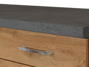 Nahaufnahme einer Küchenzeile mit Holzfront und grauer Arbeitsplatte, seitliche Perspektive