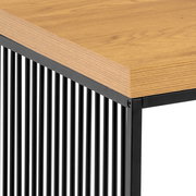 Detailansicht eines Couchtisches mit Holzplatte und schwarzem Metallgestell.