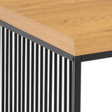 Detailansicht eines Couchtisches mit Holzplatte und schwarzem Metallgestell.