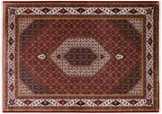 Orientteppich mit komplexem geometrischem Muster in Rot- und Beigetönen, Draufsicht