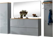 Modernes Flurmöbel-Set in Grau mit Holzoptik-Ablagen: links hoher Schrank, mittig Kommode mit großem Wandspiegel, rechts Garderobenpaneel mit Hutablage und Haken; Frontansicht leicht schräg von vorn.