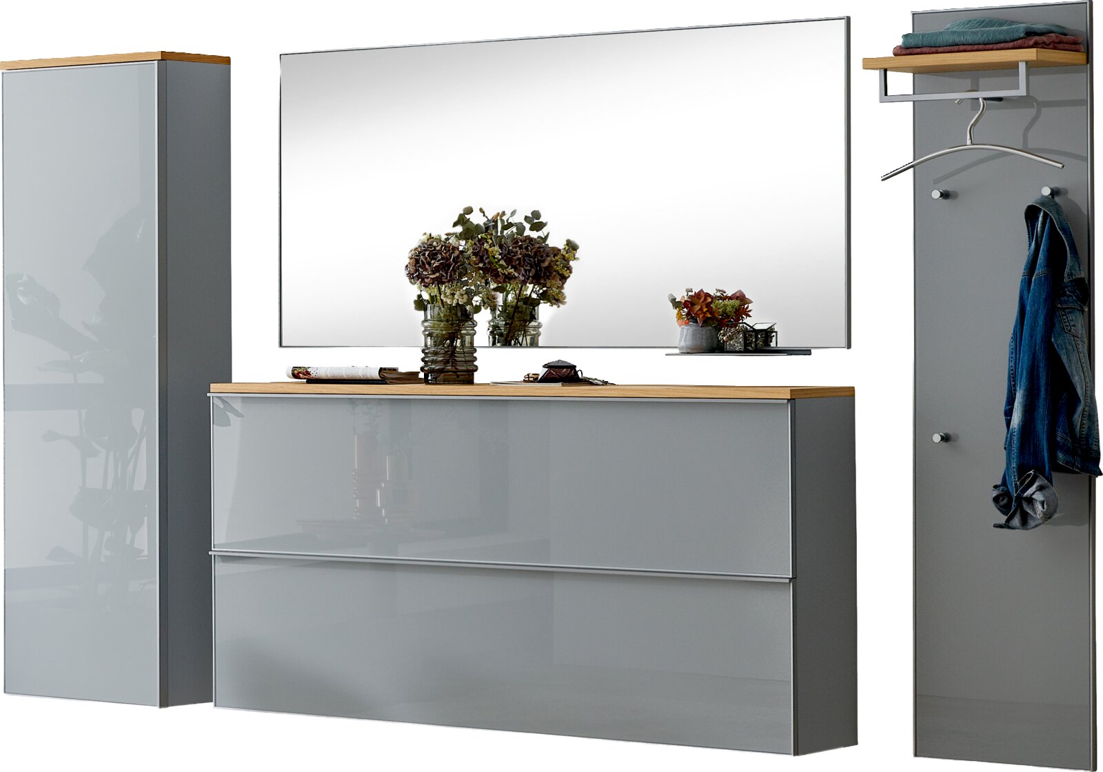 Modernes Flurmöbel-Set in Grau mit Holzoptik-Ablagen: links hoher Schrank, mittig Kommode mit großem Wandspiegel, rechts Garderobenpaneel mit Hutablage und Haken Frontansicht leicht schräg von vorn.