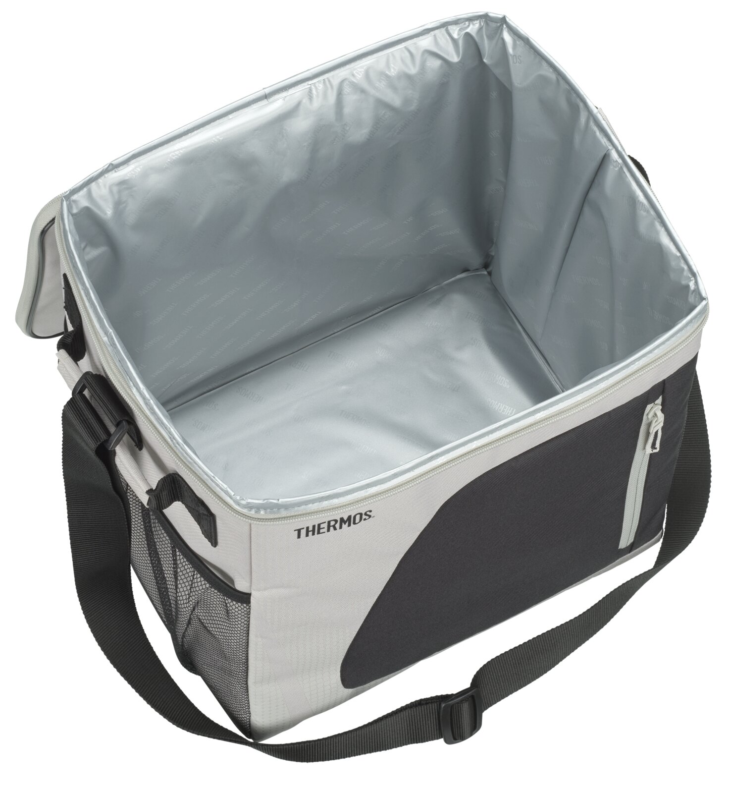 Geöffnete THERMOS Kühltasche in Grau und Schwarz mit silberner Isolierauskleidung, seitlichem Netzfach und verstellbarem Schultergurt, aus schräger Vorderansicht von oben