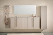 Frontale Ansicht eines modernen, beige-farbenen XL-Hängeschuhschranks mit mehreren Türen, daneben ein Spiegel und eine Garderobe mit Haken und Kleiderbügel.